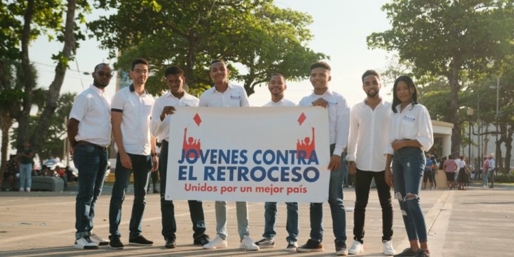 El movimiento «Jóvenes contra el retroceso» pide a la juventud integrarse a los partidos.