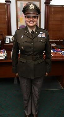 Mujer dominicana se convierte en comandante de la base militar en California