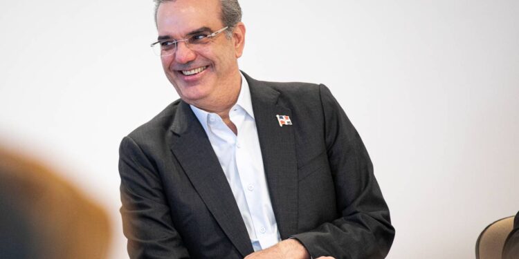 Felicitamos al presidente Luis Abinader en su cumpleaños.