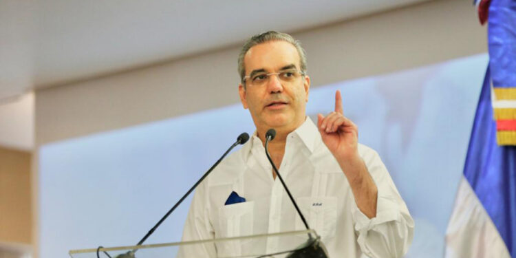 Abinader asegura que el gobierno maneja los fondos públicos con transparencia