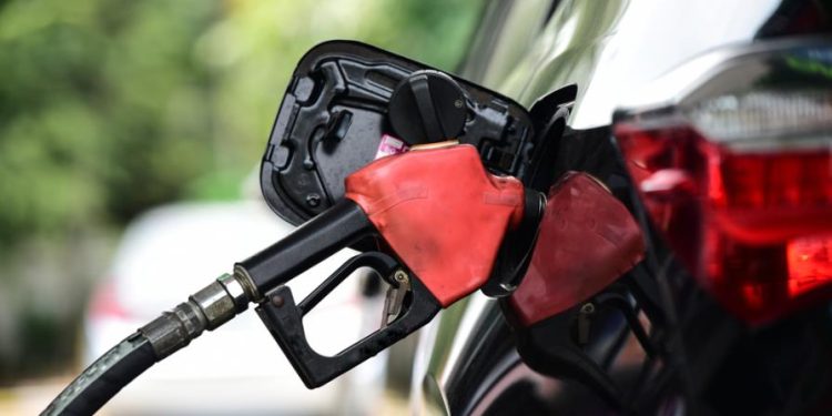 Gobierno reduce subsidio a los combustibles para este 2023