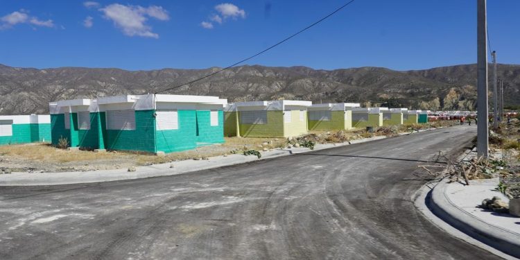 Gobierno inspecciona construcción de viviendas en Monte Grande