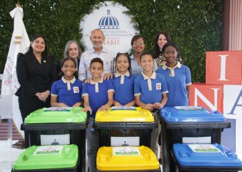 INABIE recicla desechos solidos con la entrega de recipientes