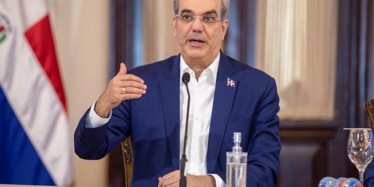 Abinader muestra logros del programa Burocracia Cero