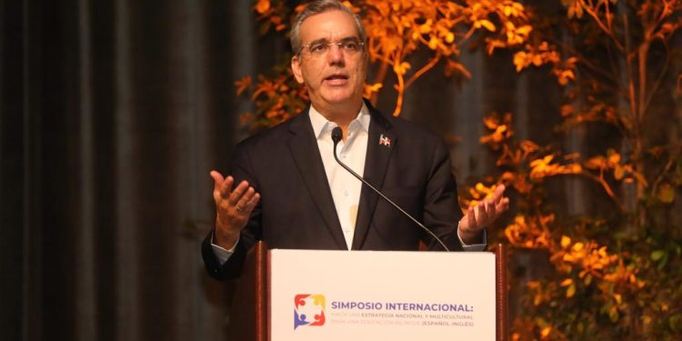 Durante su participación en el simposio internacional: hacia una estrategia nacional y multicultural para una educación bilingüe, el presidente Luis Abinader, informó que buscará la forma legal y constitucional de regularizar el trabajo doméstico en el país.     Consideró que ese sector necesita que se respeten sus derechos, se garantice el trabajo bajo las condiciones adecuadas, así como salarios dignos y su inclusión en la Seguridad Social.