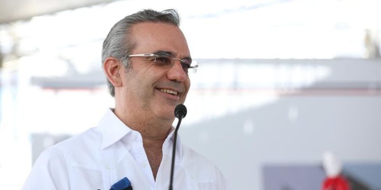 “Ahora los chelitos rinden”, dice Abinader