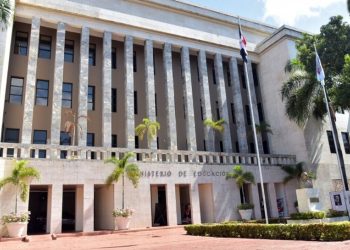 El Ministerio de Educación llevará a juicio a las empresas responsables de la intoxicación de estudiantes.