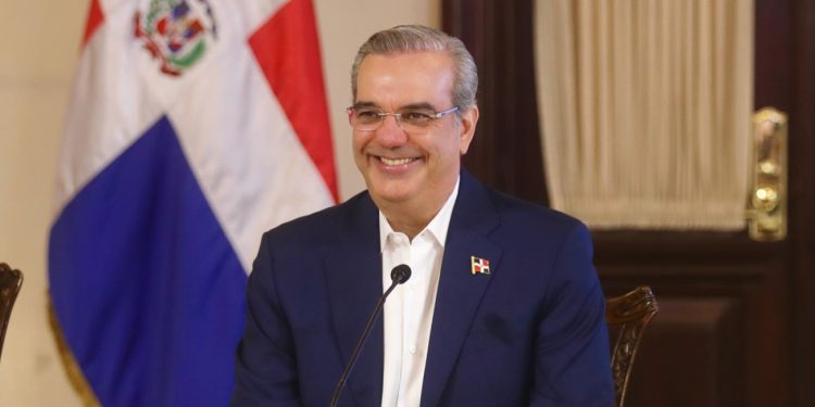 Tensión política por acusaciones: Abinader responde a señalamientos de ocultar fondos