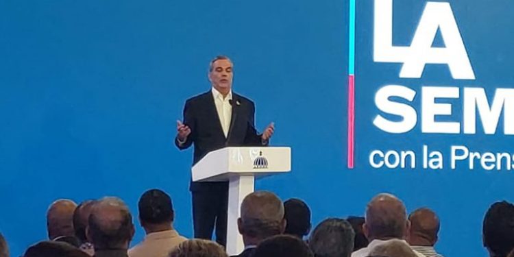 Luis Abinader ofrece ayuda humanitaria a Haití y combate la corrupción fronteriza