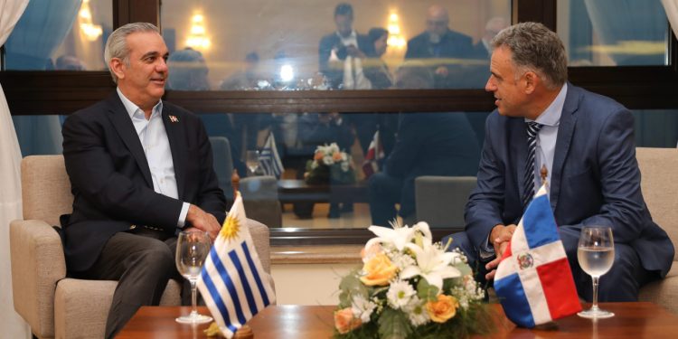Presidente Abinader sostiene reunión bilateral con el mandatario electo de Uruguay, Yamandú Orsi